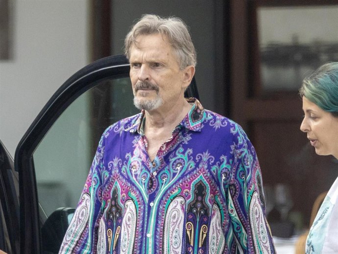 Miguel Bosé come con sus hijos y su hermana Paola Dominguín, a 29 de julio de 2025, en Palma de Mallorca (Islas Baleares, España).