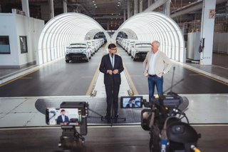 El presidente de la Generalitat, Salvador Illa, durante la visita la planta de Volkswagen en Hefei (China) junto al presidente interino de Seat S.A, Marcus Haupt este miércoles.