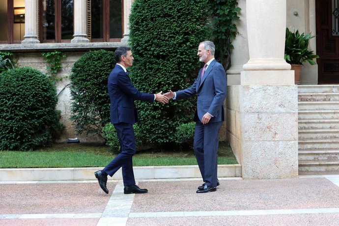 El Rey Felipe VI (d) durante un despacho con el presidente del Gobierno, Pedro Sánchez (i), en el ?Palacio de Marivent, a 29 de julio de 2025, en Palma de Mallorca, Islas Baleares (España).