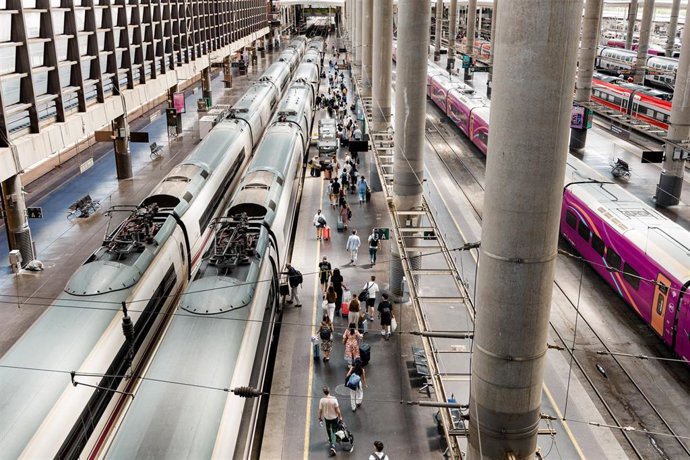 Decenas de personas en la estación de trenes Puerta de Atocha-Almudena Grandes