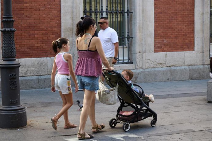 Una mujer con un carrito de bebé, a 15 de julio de 2025, en Madrid (España). Los nacimientos en España han descendido un 38% desde 2008, convirtiéndose en la tercera mayor caída de la Unión Europea solo detrás de Letonia (41%) y Grecia (40%). Los datos ha