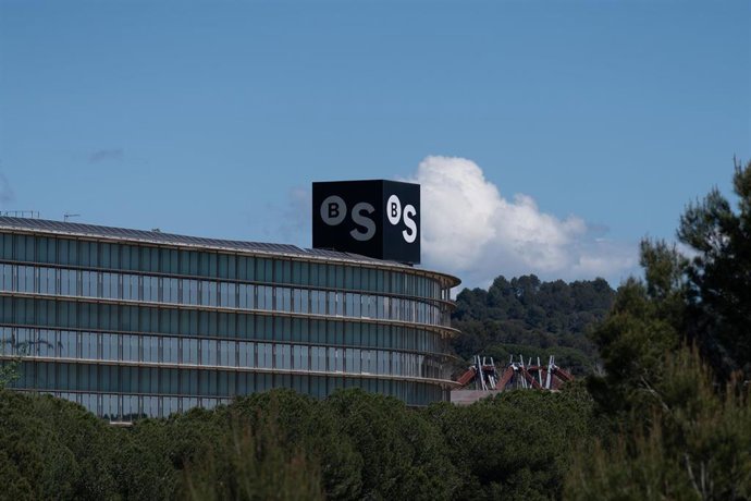Archivo - Exterior de la sede de Banco Sabadell, a 17 de abril de 2025, en Barcelona, Cataluña (España).