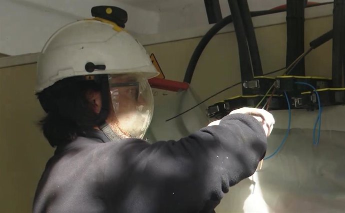 Un técnico instalando dispositivos de red eléctrica