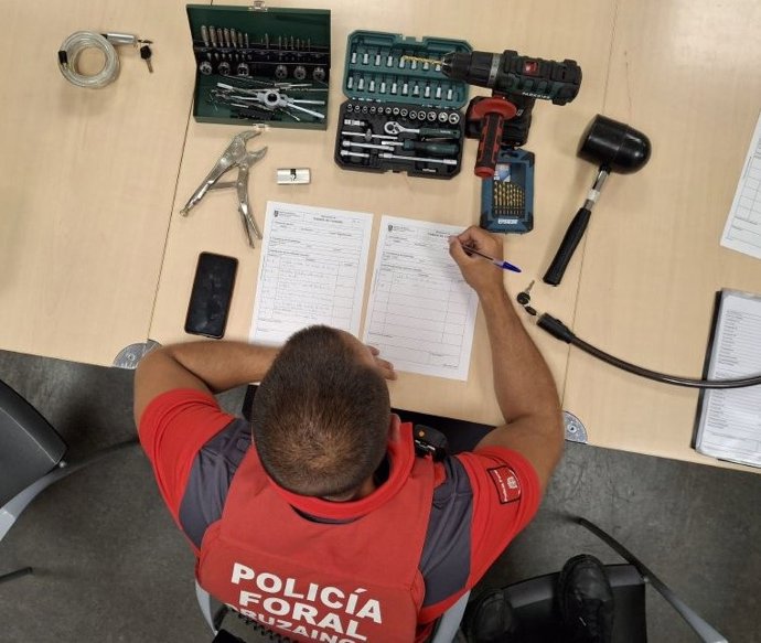 Agente instruyendo atestado por usurpación en Oricáin.