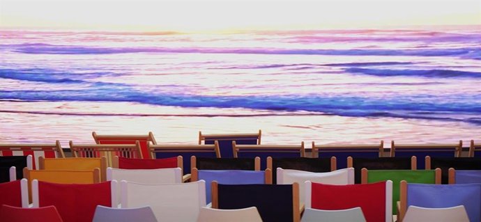 Imagen de hamacas en la Sala de Exposiciones de Baluarte, donde se celebra Zinema Beach 2025.