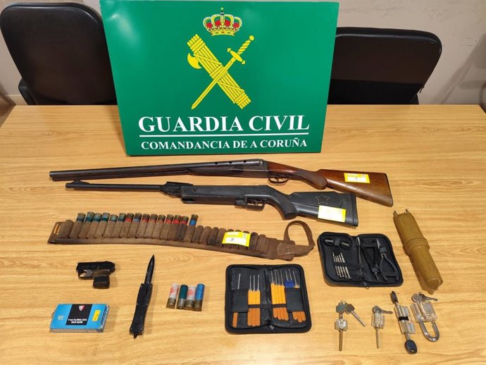 Armas incautadas a dos detenidos acusados de robar en un domicilio en Rois (A Coruña).