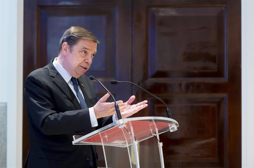El ministro de Agricultura, Pesca y Alimentación, Luis Planas, clausura el acto de presentación de los convenios suscritos entre el ministerio y distintas organizaciones del sector pesquero para fomentar el consumo de pescado, mariscos y conservas, en e