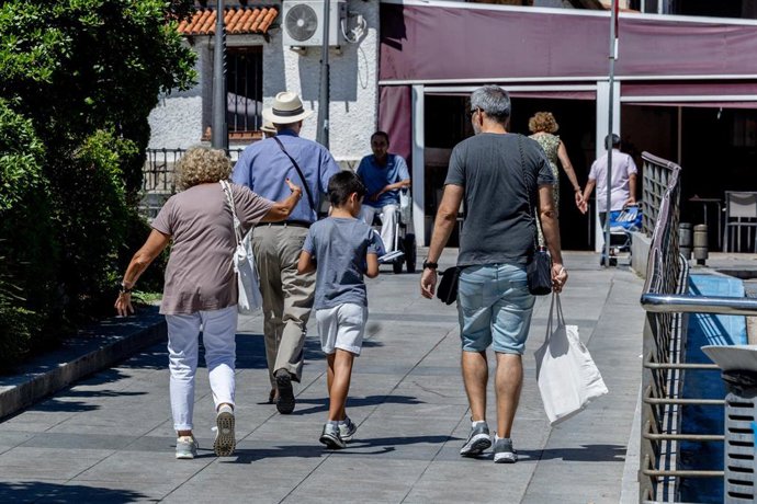 Una familia paseando.