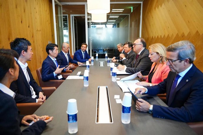 Imagen del encuentro celebrado este miércoles en Tokio entre consejeros del Gobierno andaluz, entre ellos el de Turismo, Arturo Bernal, y el operador turístico MIKI Travel.