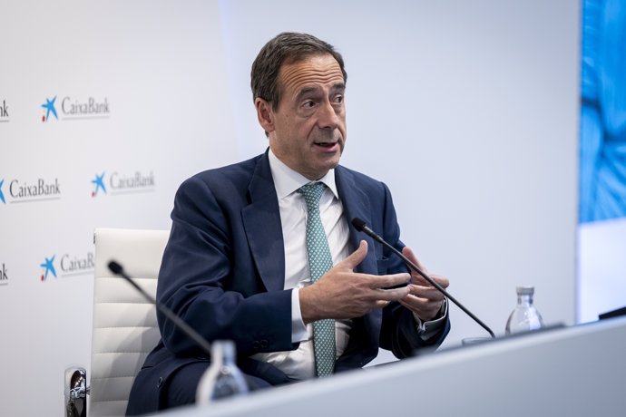 El consejero delegado de Caixabank, Gonzalo Gortázar, durante el encuentro 'La reconstrucción tras la DANA: el rol de la empresa', en el Auditorio CaixaBank, a 8 de mayo de 2025, en Madrid (España).