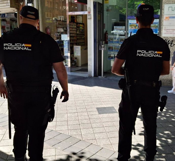Imagen de archivo de dos agentes de la Policía Nacional.