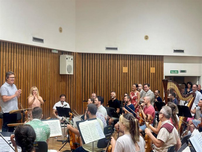 La consejera de Turismo, Cultura, Juventud y Deportes, Carmen Conesa, junto al director general del Instituto de las Industrias Culturales y las Artes y el director del Festival Internacional de Teatro, Música y Danza de San Javier