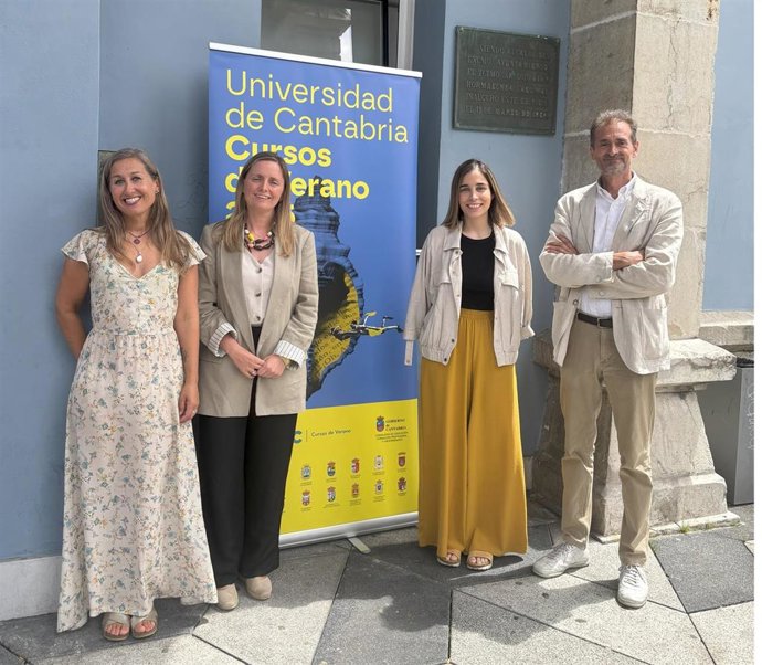 De izquierda a derecha, la profesora Begoña Regueiro; Rosa Martín, directora de Área de Cursos de Verano; Cristina San Miguel, responsable de la sede estival universitaria en Santander; y el profesor Francisco González