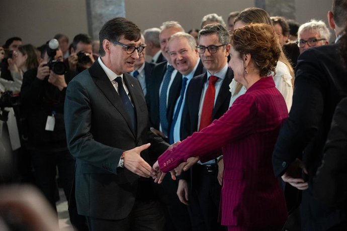 Archivo - El presidente de la Generalitat de Catalunya, Salvador Illa, saluda a la vicepresidenta primera y ministra de Hacienda, María Jesús Montero, en una imagen de archivo
