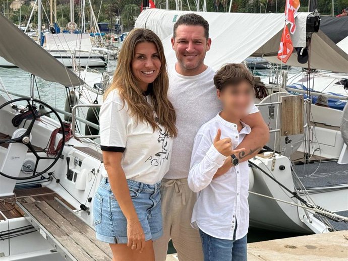 Manu Tenorio, Silvia Casas y su hijo Pedro pasean por el Real Club Náutico de Palma, a 29 de julio de 2025, en Palma de Mallorca (Islas Baleares, España).