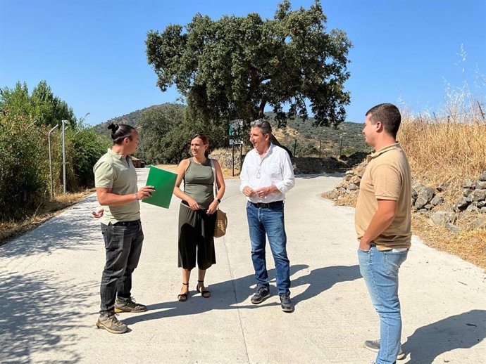 Visita del delegado de Agricultura, Pesca, Agua y Desarrollo Rural de la Junta en Huelva, Álvaro Burgos, visita uno de los caminos rurales del Plan Itínere.