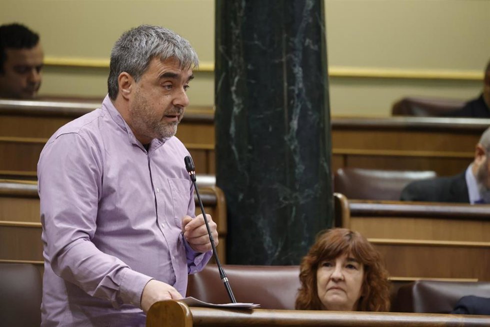 Archivo - El diputado de EH Bildu Mikel Otero interviene durante una rueda de prensa posterior a una sesión de control al Gobierno en el Congreso de los Diputados, a 26 de febrero de 2025, en Madrid (España).