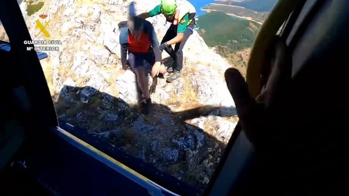 Imagen del rescate del montañero enriscado en el pico Gilbo (León).