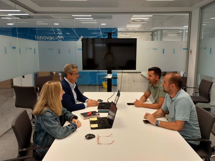 Reunion entre representantes de Endesa y los alcaldes de Santa Bárbara de Casa y Paymogo.