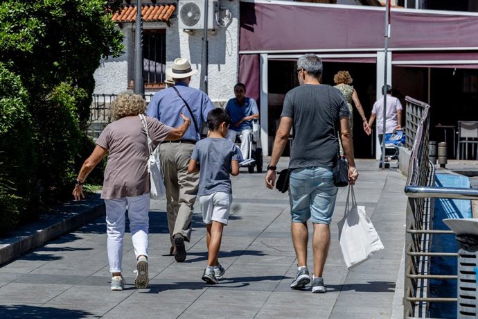 Una família passejant.