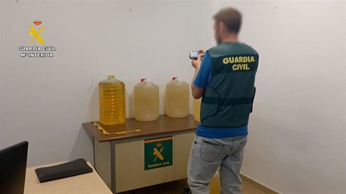 La Guardia Civil ha detenido a un hombre de 31 años al que se le atribuye la estafa de 70.000 euros a una empresa distribuidora de aceite al por mayor, para la que trabajaba como empleado