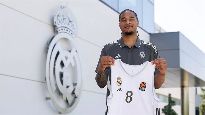 Imagen del ala-pívot Chuma Okeke con la camiseta del Real Madrid.
