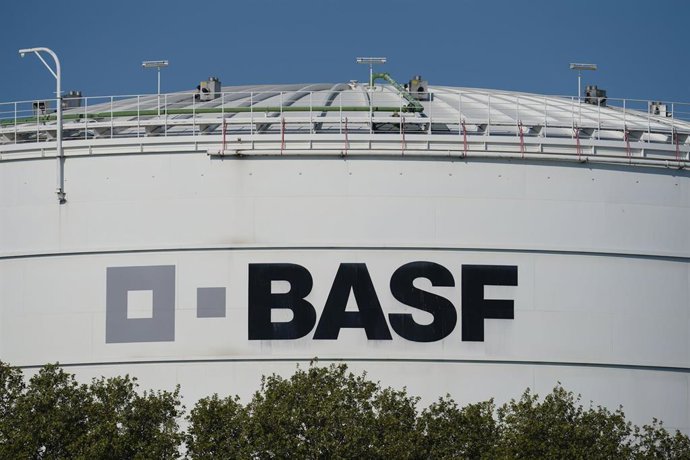 Archivo - FILED - 27 April 2020, Rhineland-Palatinate, Ludwigshafen: A logo of the chemical company BASF is seen on a large storage container at the main plant. The chief executive of German chemical company BASF has defended his austerity programme, citi