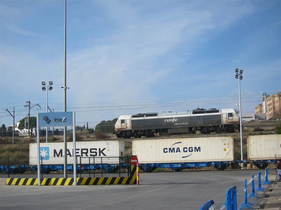Archivo - Un tren de mercancías en la TMZ