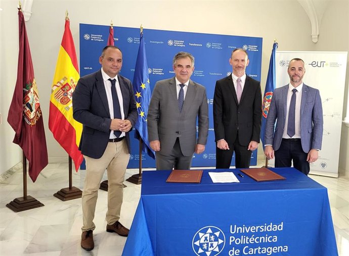 El consejero de Medio Ambiente, Universidades, Investigación y Mar Menor, Juan María Vázquez, junto al rector de la Universidad Politécnica de Cartagena, Mathieu Kessler, y los directores generales de Universidades e Investigación y Medio Ambiente