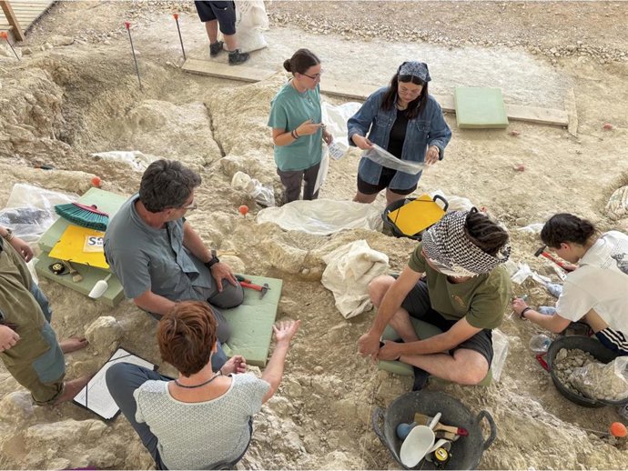 Excavación en los yacimientos de la zona arqueológica Cuenca de Orce.