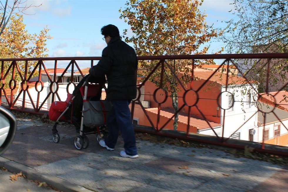 Archivo - Padre paseando a su hijo.