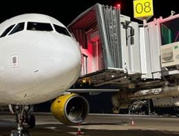 Pasarelas de embarque a aeronaves por conducción remota en plena fase de acoplamiento, con la luz roja encendida.