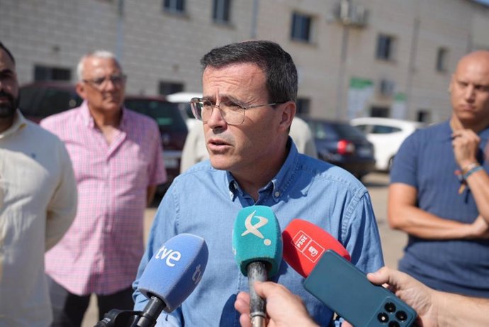 El secretario general del PSOE de Extremadura, Miguel Ángel Gallardo, atiende a los medios