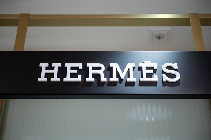 Archivo - FILED - 22 October 2020, Hamburg: The Hermes brand logo, can be seen at a Douglas store on Jungfernstieg. Photo: Daniel Reinhardt/dpa