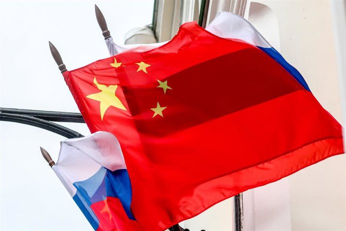 Archivo - Imagen de archivo de banderas de Rusia y China. 