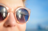 Foto: El 30% de las personas con miopía ve limitadas sus actividades veraniegas por el uso de gafas o lentillas, según estudio