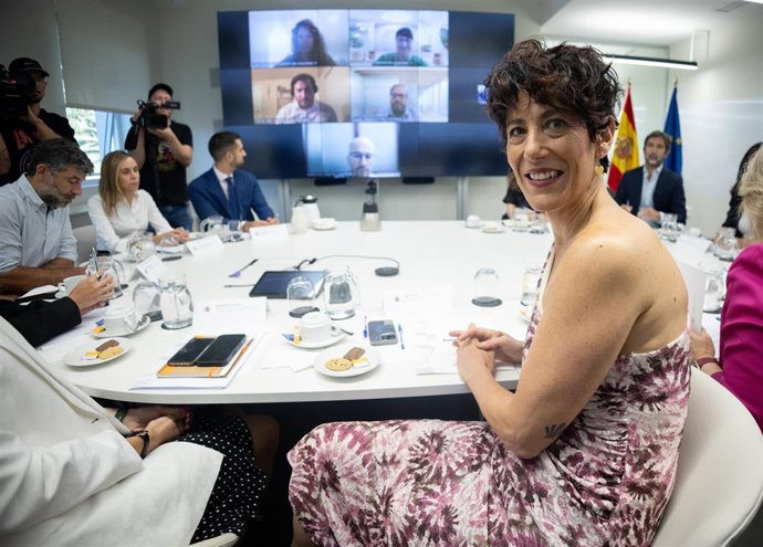 La ministra de Inclusión, Seguridad Social y Migraciones, Elma Saiz, durante un encuentro con representantes de las principales plataformas digitales, en el Ministerio de Inclusión, Seguridad Social y Migraciones, a 30 de julio de 2025.