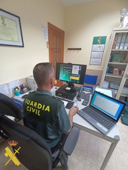 Un agente de la Guardia Civil de Huércal-Overa (Almería) durante las labores de investigación en el marco del Plan Nacional de Prevención frente a la Ciberdelincuencia.