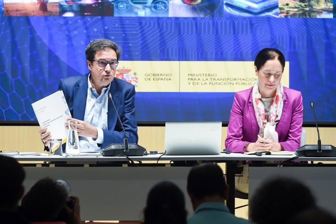 El ministro para la Transformación Digital y de la Función Pública, Óscar López, y la secretaria de Estado de Función Pública, Clara Mapelli.