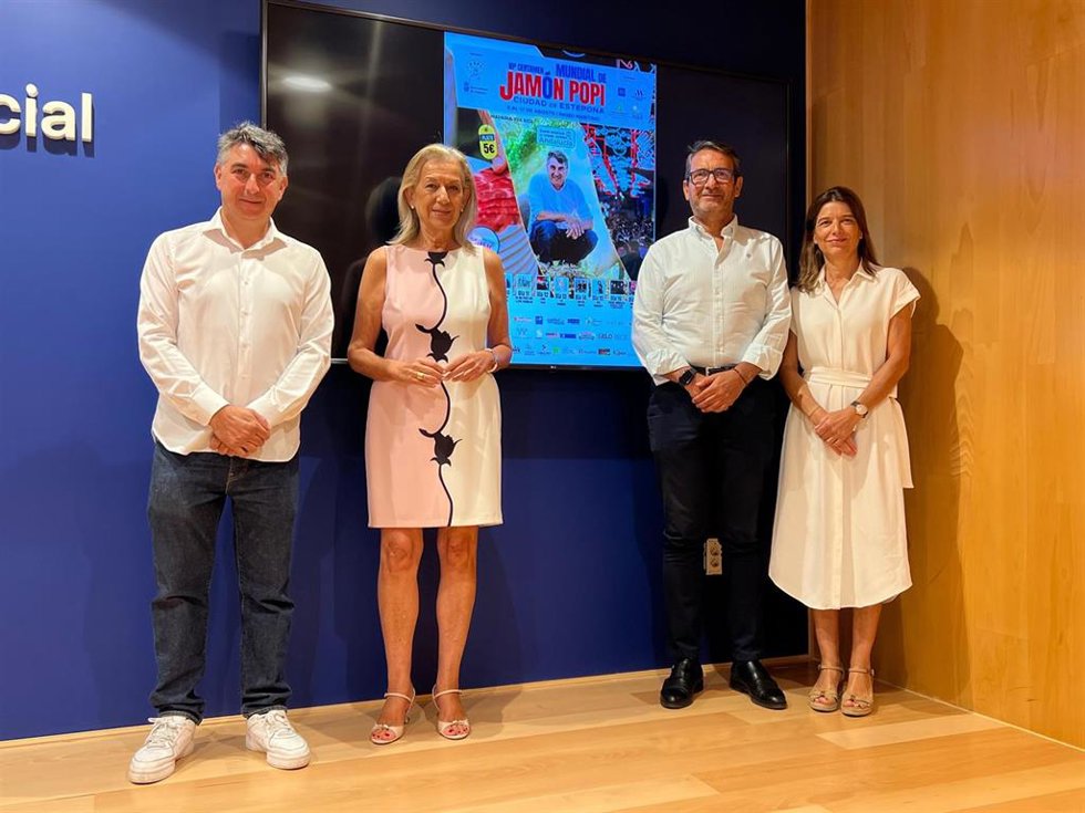 La vicepresidenta provincial de Atención al Municipio, María Francisca Caracuel; el delegado territorial de Turismo, Cultura y Deporte, Carlos García; la diputada provincial y concejala de Estepona Salomé Hidalgo, y el cortador profesional José María Te