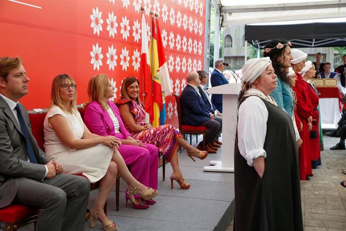 Buruaga, junto a la delegada del Gobierno saliente, en el Día de las Instituciones