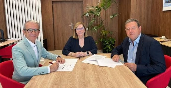 Momento de la firma del acuerdo.