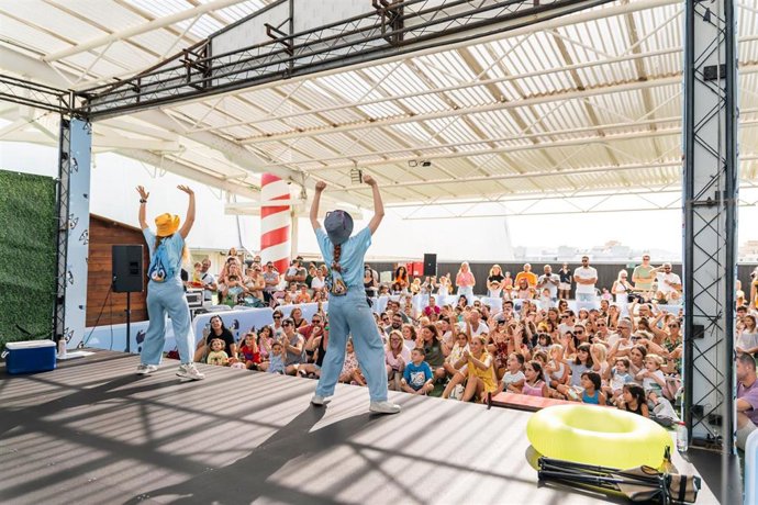 Imagen de una de las actuaciones del programa de verano del centro comercial Miramar, ubicado en Fuengirola (Málaga).