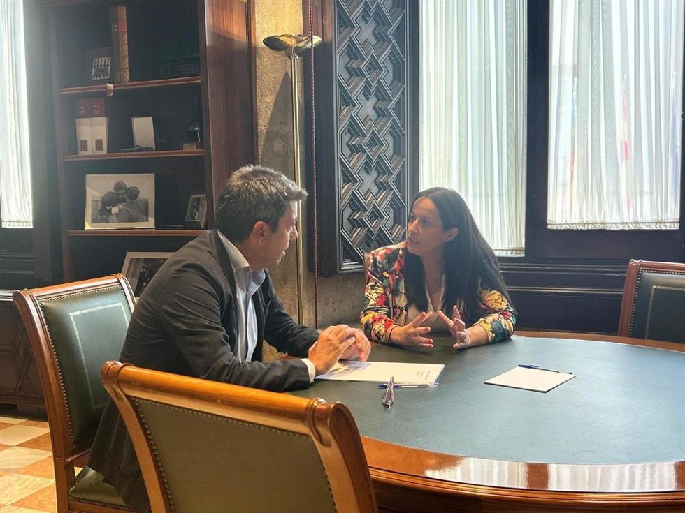 El 'president' Carlos Mazón y la alcaldesa de Catarroja, Lorena Silvent, en su primera reunión tras la dana