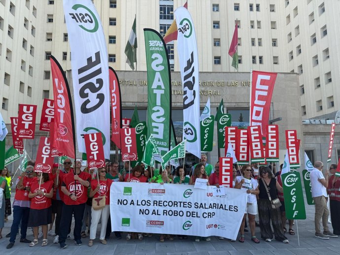 Concentración ante el hospital Virgen de las Nieves.