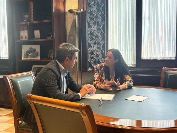 El president Carlos Mazón i l'alcaldessa de Catarroja, Lorena Silvent, en la seua primera reunió després de la dana