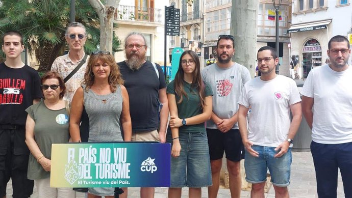La CUP presenta la campaña 'El país no viu del turisme, el turisme viu del país' en Palma.