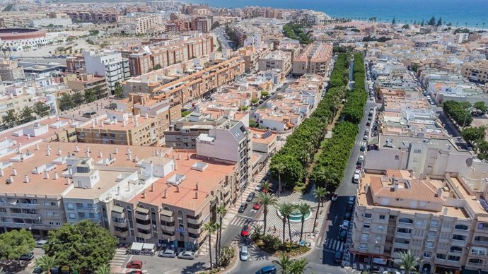 Vista aérea del Paseo de los Baños, en Roquetas de Mar (Almería).