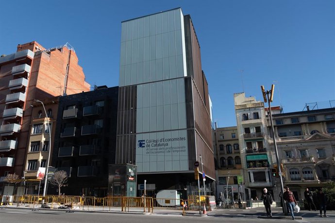 Archivo - Fachada del Col·legi d'Economistes de Catalunya en Barcelona.