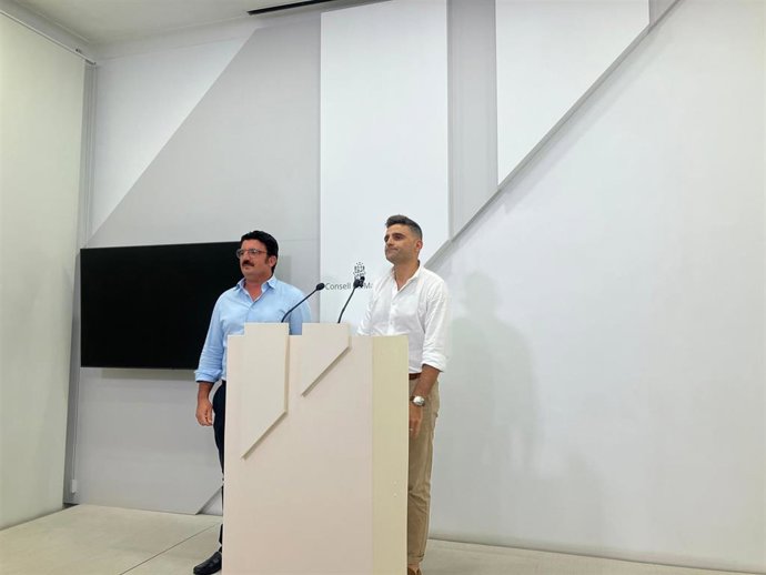 El portavoz adjunto del PP en el Consell de Mallorca, Bernat Vallori, y el portavoz de Vox, Toni Gili, en una rueda de prensa.